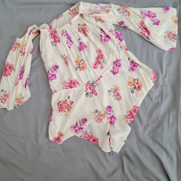 Two Ladies Rompers Size Small - Picture 3 of 4